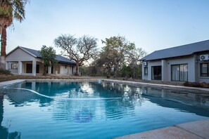 Outdoor pool, pool umbrellas, pool loungers - Hamiltons Lodge & Restaurant (Nkomazi)