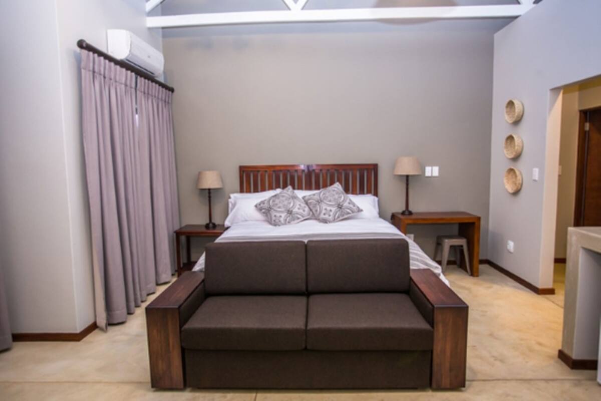 Chambre luxueuse (Queen sleeper couch) | Coffre-fort, bureau