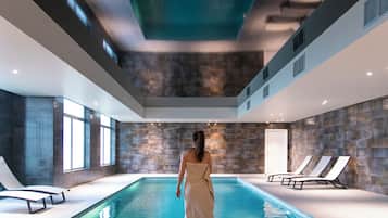 สระว่ายน้ำในร่ม, สระว่ายน้ำกลางแจ้งเปิดตามฤดูกาล, เก้าอี้อาบแดดริมสระ