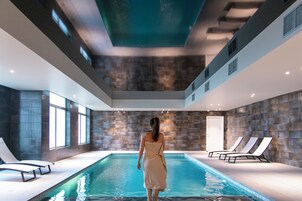 Una piscina techada, una piscina al aire libre de temporada