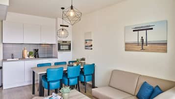 Spacious family suite | 2 adults - 3 kids | Cocina privada | Microondas, cafetera y tetera, tetera eléctrica y artículos de limpieza