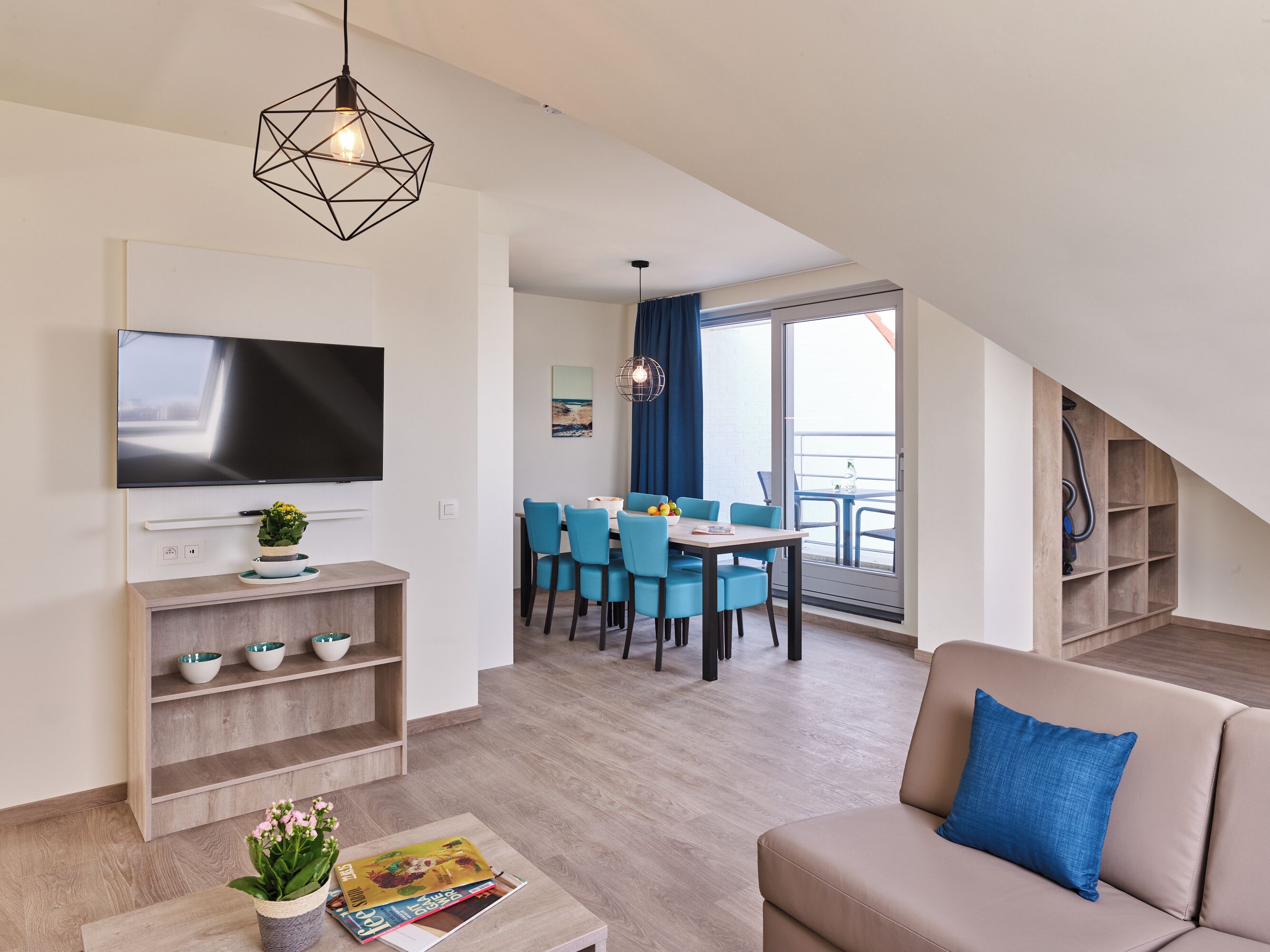 Extra spacious suite | 6p | 起居区 | 15-英寸纯平电视 （配备有线频道）、电视