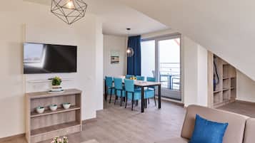 Extra spacious suite | 6p | Living area | 15-inch flat-screen TV with cable channels, TV