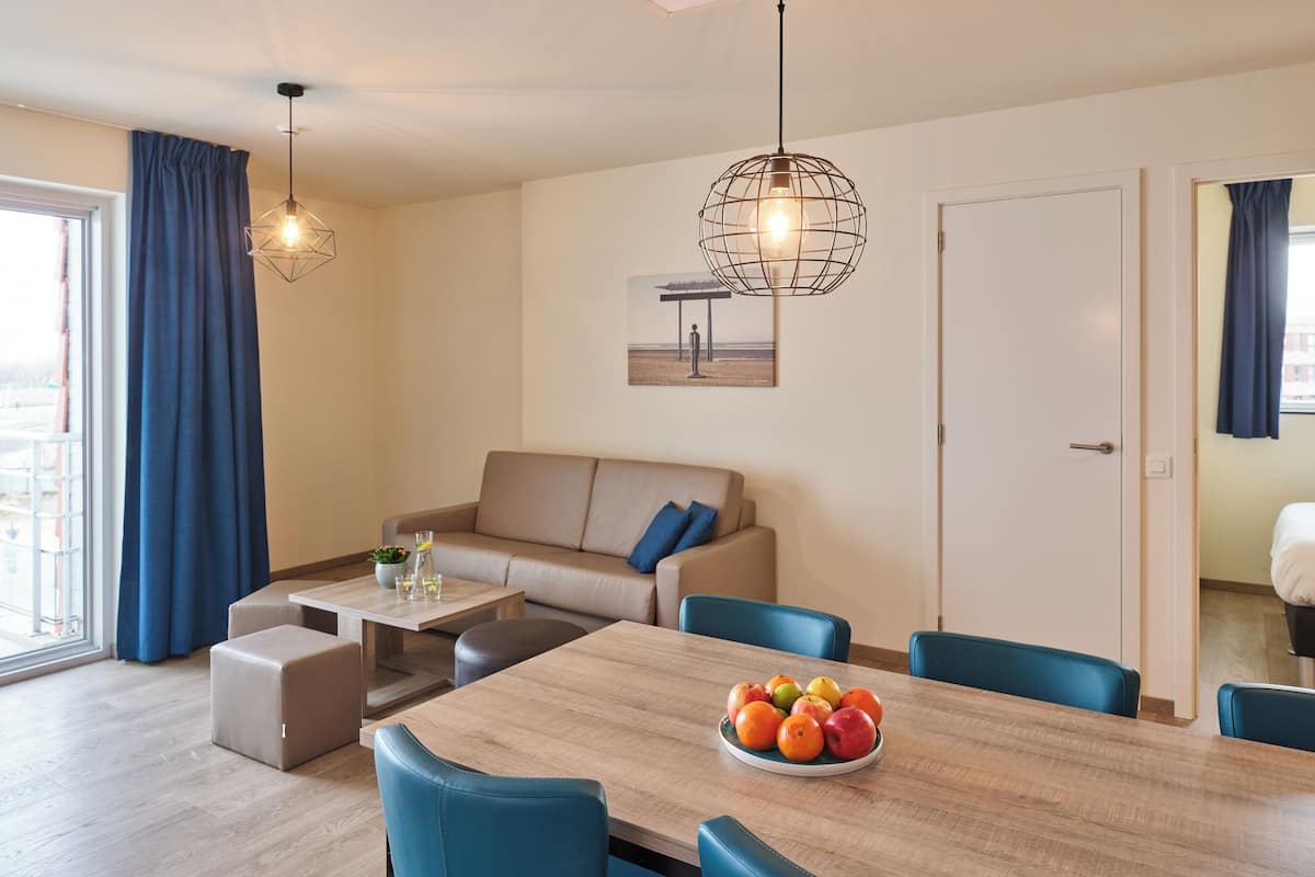 Spacious Suite | 6p | Oppholdsområde | En 15-tommers Flatskjerm-TV med kabel-kanaler samt TV