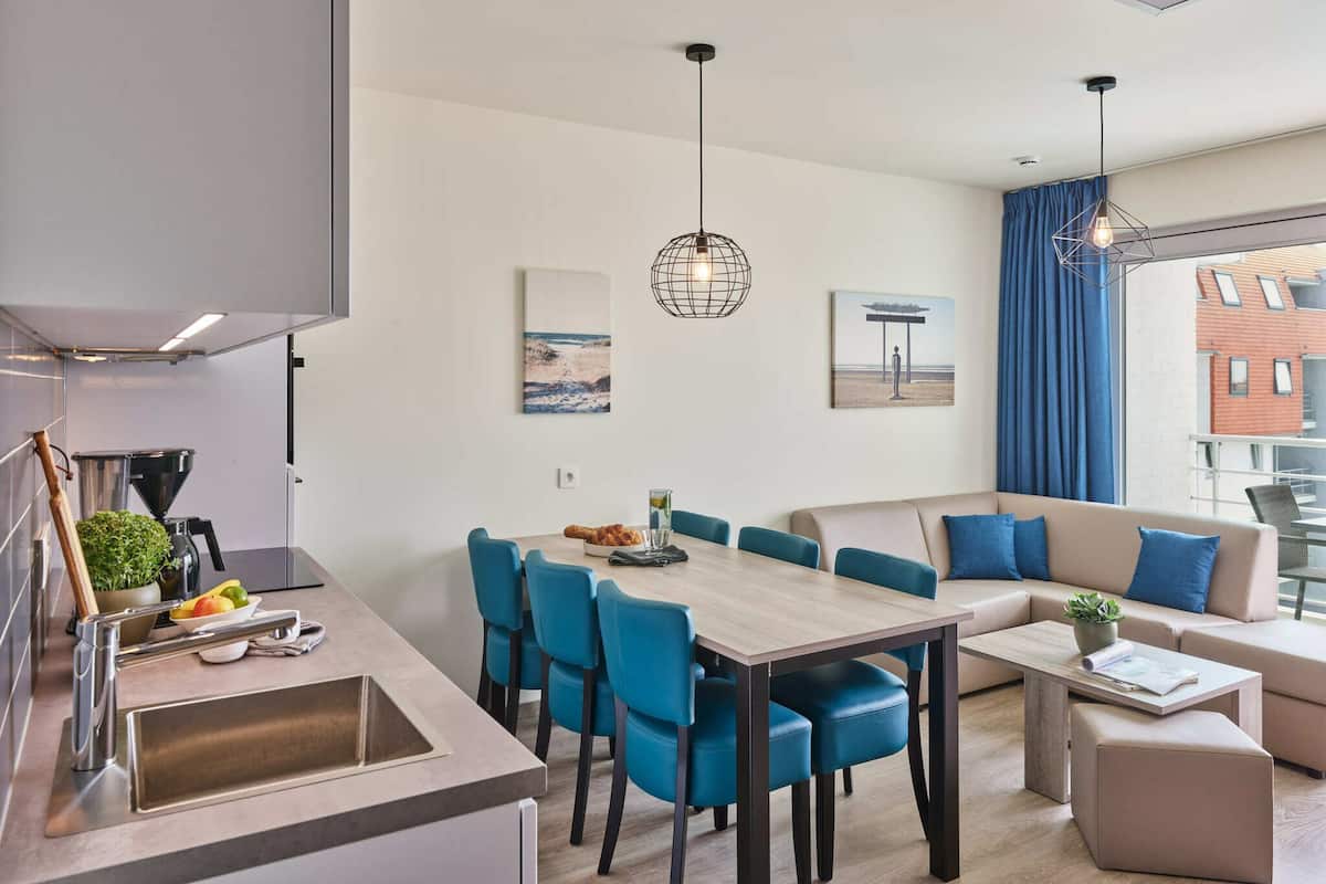 Spacious family suite | 2 adults - 3 kids | 起居区 | 15-英寸纯平电视 (配备有线频道)、电视