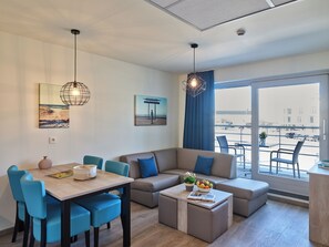 Spacious Family suite | 4p | Oppholdsområde | En 15-tommers Flatskjerm-TV med kabel-kanaler samt TV