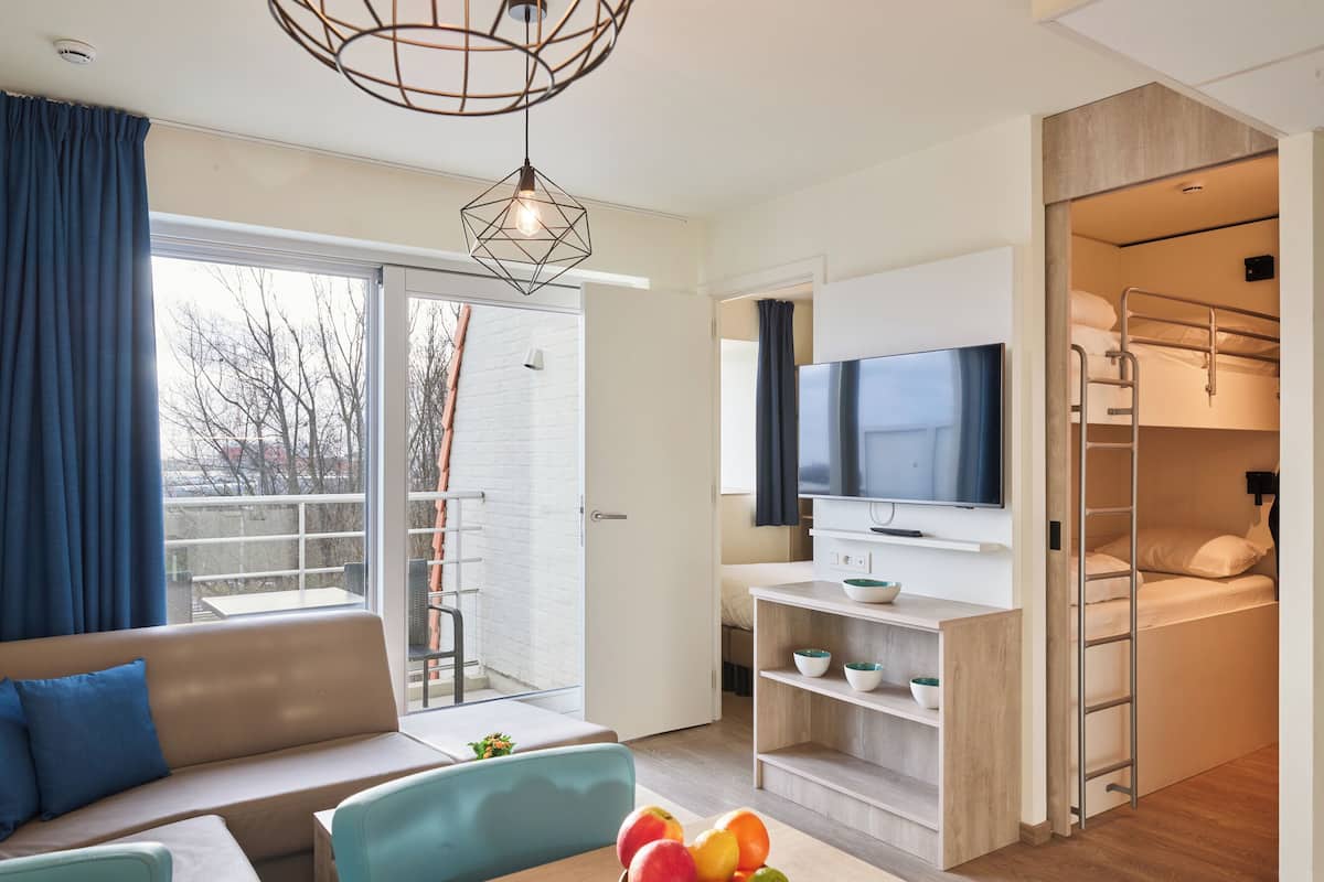Suite with one bedroom | 4p | Lydisolert, barnesenger, wi-fi (inkludert) og individuelt dekorert