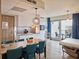 Spacious Suite | 6p | Private kitchen | Microwave, coffee/tea maker, electric kettle, cleaning supplies