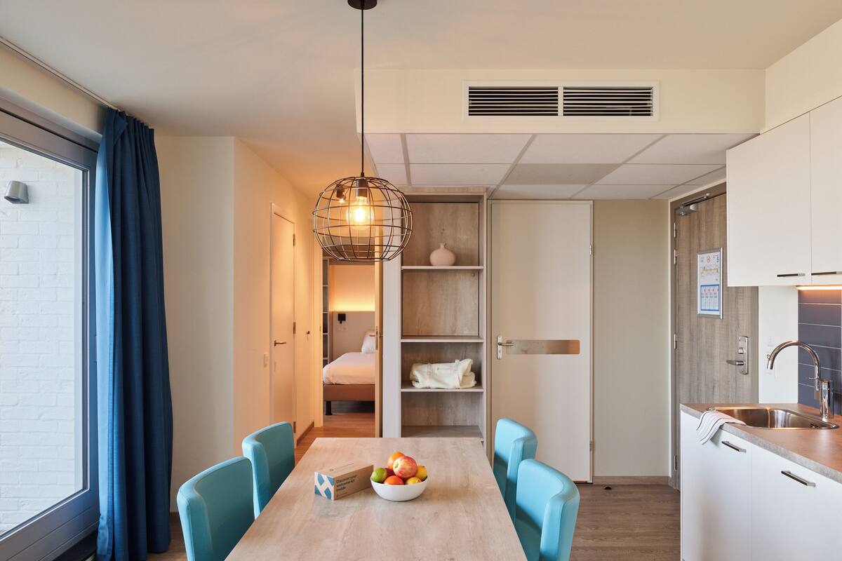 Extra spacious Suite | 4p | Oppholdsområde | En 15-tommers Flatskjerm-TV med kabel-kanaler samt TV