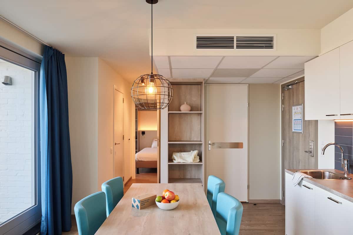 Extra spacious Suite | 4p | 起居区 | 15-英寸纯平电视 (配备有线频道)、电视