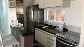 Apartemen Senior | Dapur pribadi | Lemari es, microwave, kompor, dan peralatan masak/sendok-piring