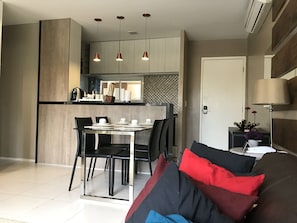 Premium-Apartment, 2 Schlafzimmer, Poolzugang, Parkblick | Wohnzimmer | Flachbildfernseher