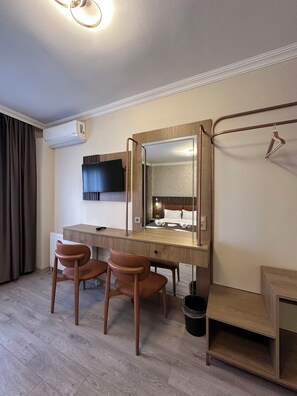 Phòng đôi Tiêu chuẩn | Bộ đồ giường cao cấp, minibar, két bảo mật tại phòng, bàn 