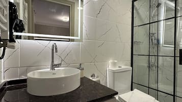 Family Room | Bathroom | Shower, free toiletries, hair dryer, slippers