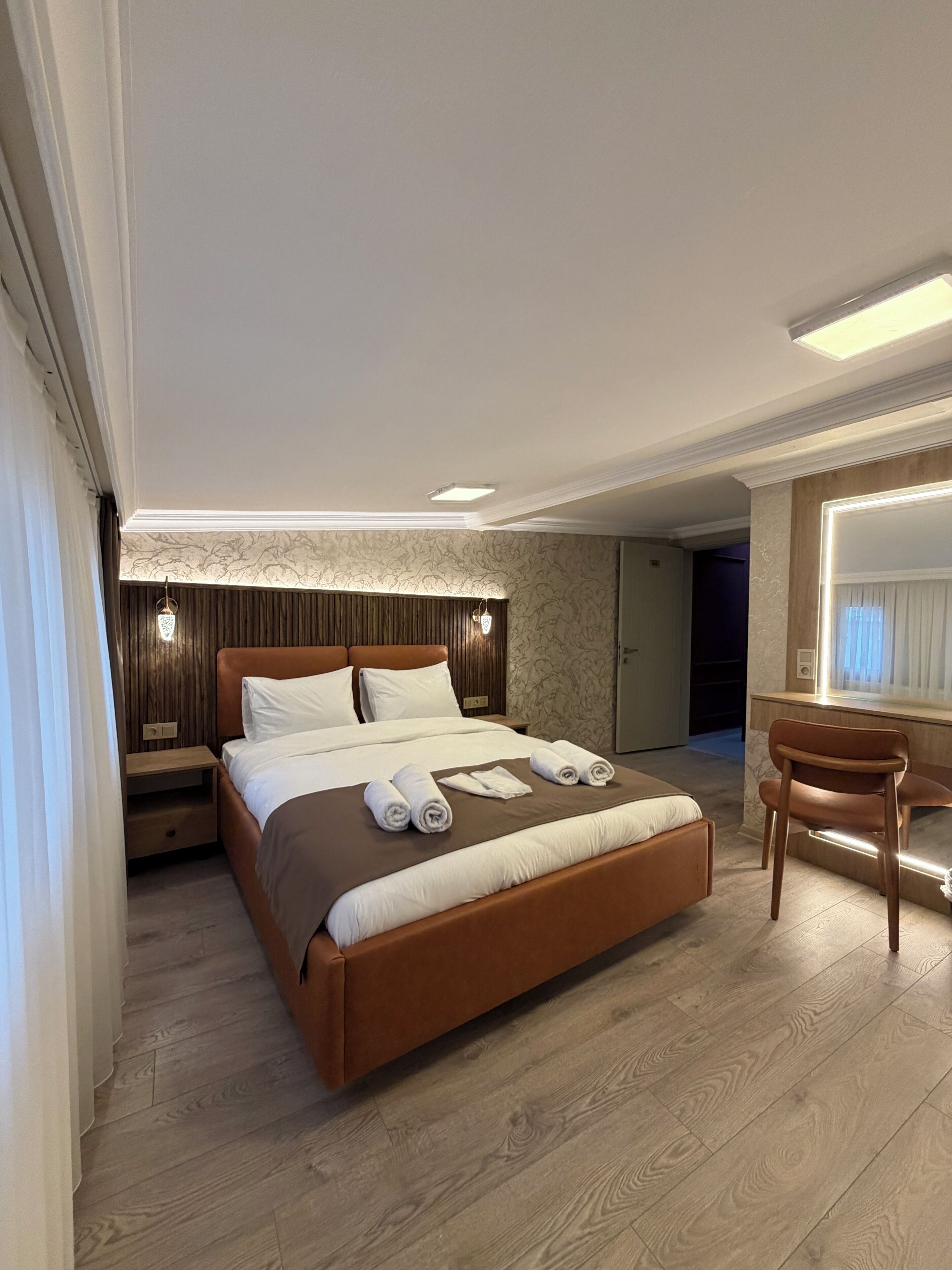 Habitación económica doble | Ropa de cama de alta calidad, minibar, caja fuerte y escritorio