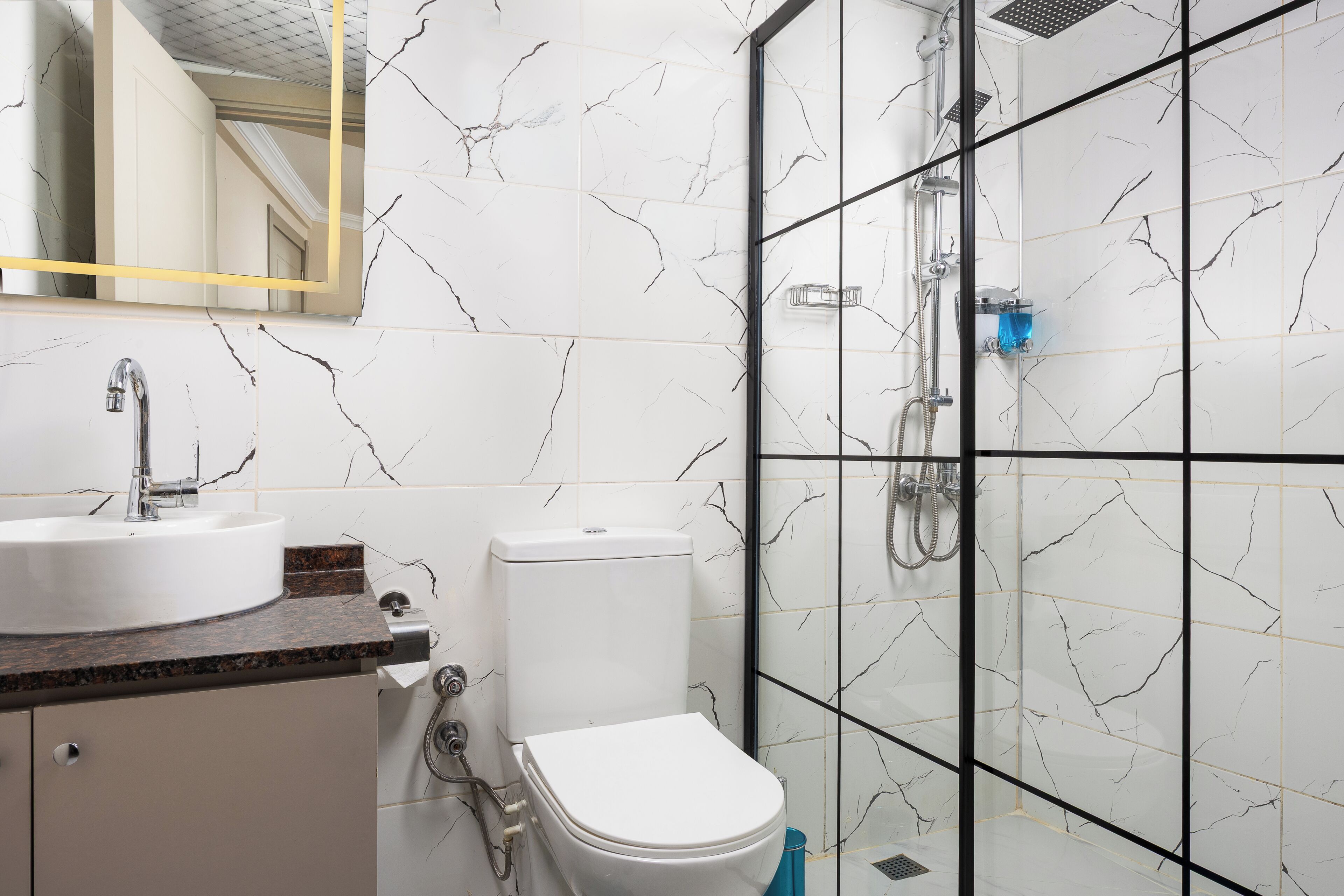 Chambre Double Économique | Salle de bain | Douche, articles de toilette gratuits, sèche-cheveux, chaussons