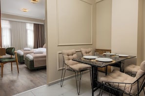 Chambre Triple Ăconomique | Literie de qualitĂ© supĂ©rieure, minibar, coffres-forts dans les chambres