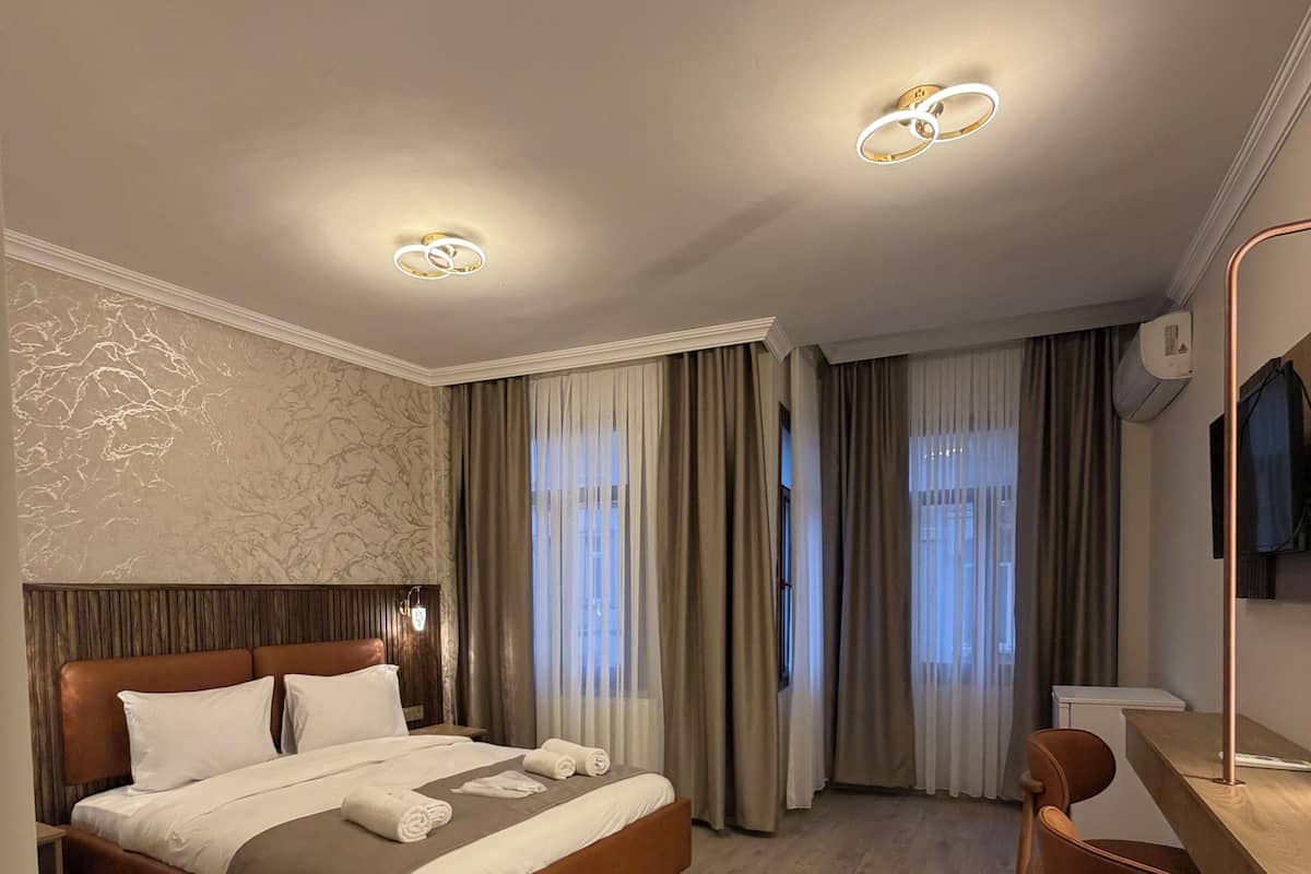 Deluxe Double Room | Premium bedding, minibar, in-room safe, desk