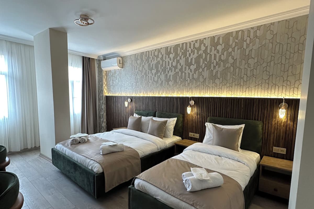 Family Room | Premium bedding, minibar, in-room safe, desk