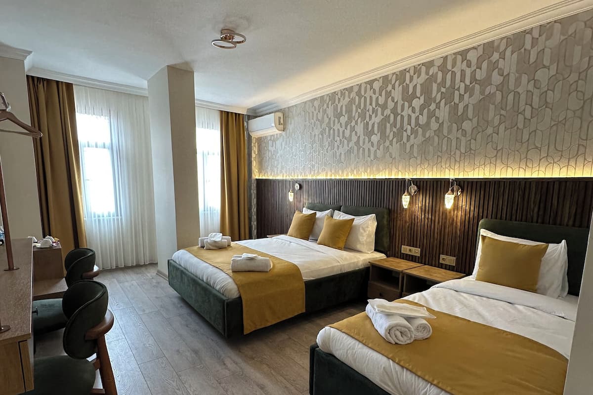 Family Room | Premium bedding, minibar, in-room safe, desk