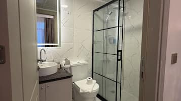 Deluxe Double Room | Bathroom