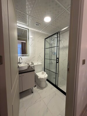 Deluxe Double Room | Bathroom | Shower, free toiletries, hair dryer, slippers - Taksim Peradise Hotel (Istanbul)