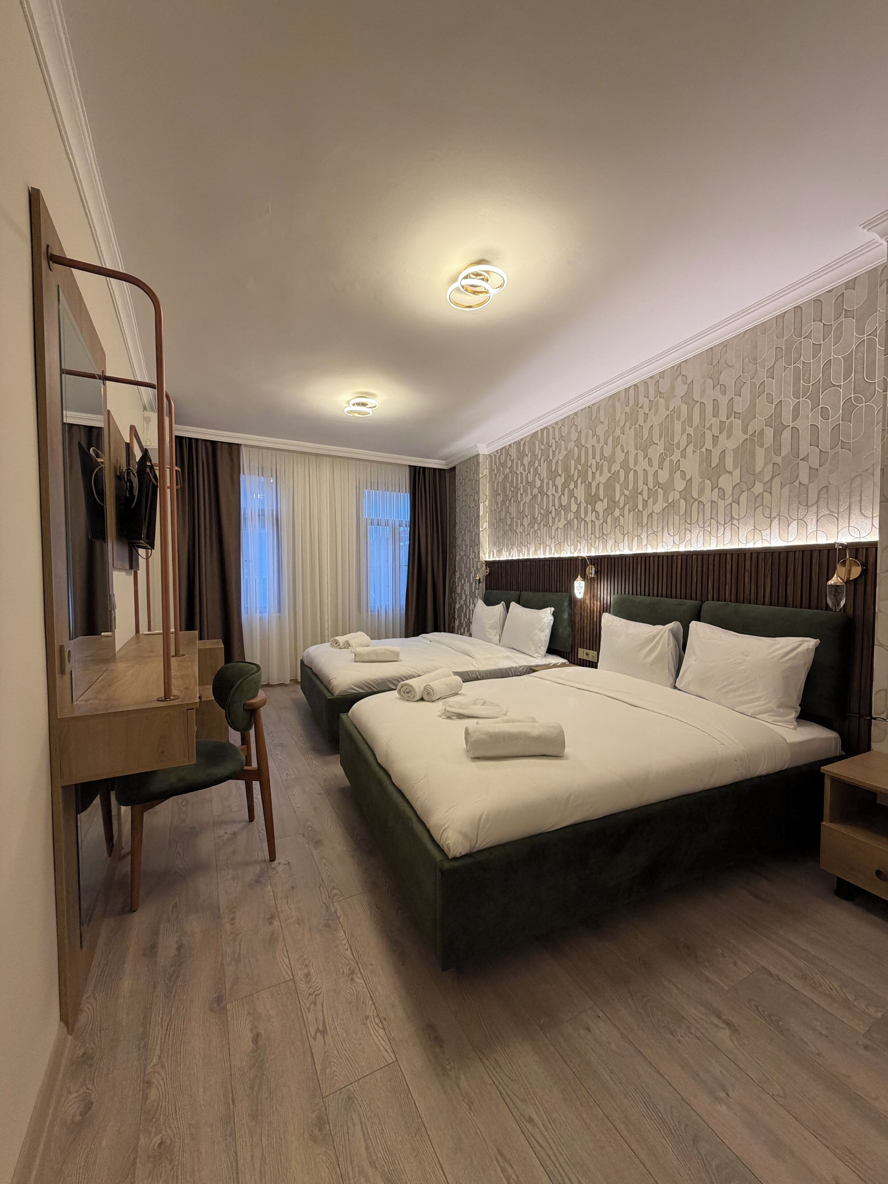 舒適四人房 | 高級寢具、迷你吧、客房內保險箱、書桌