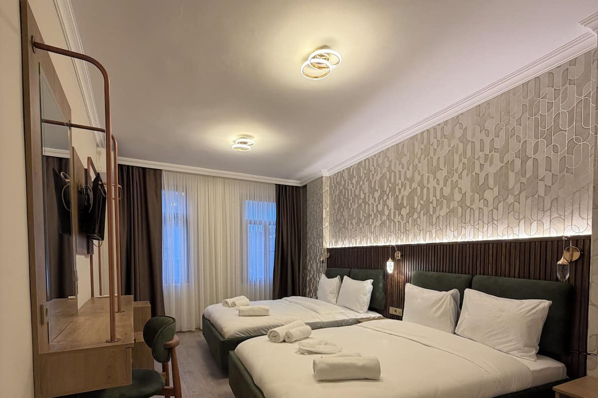 Comfort Quadruple Room | Premium bedding, minibar, in-room safe, desk