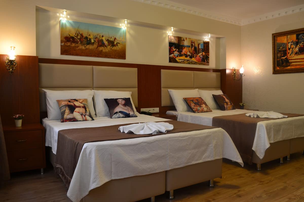 Habitación triple Deluxe | Ropa de cama de alta calidad y minibar