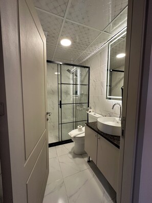 Habitació doble estàndard | Bany | Dutxa, articles de tocador gratuïts, assecador de cabells i sabatilles 