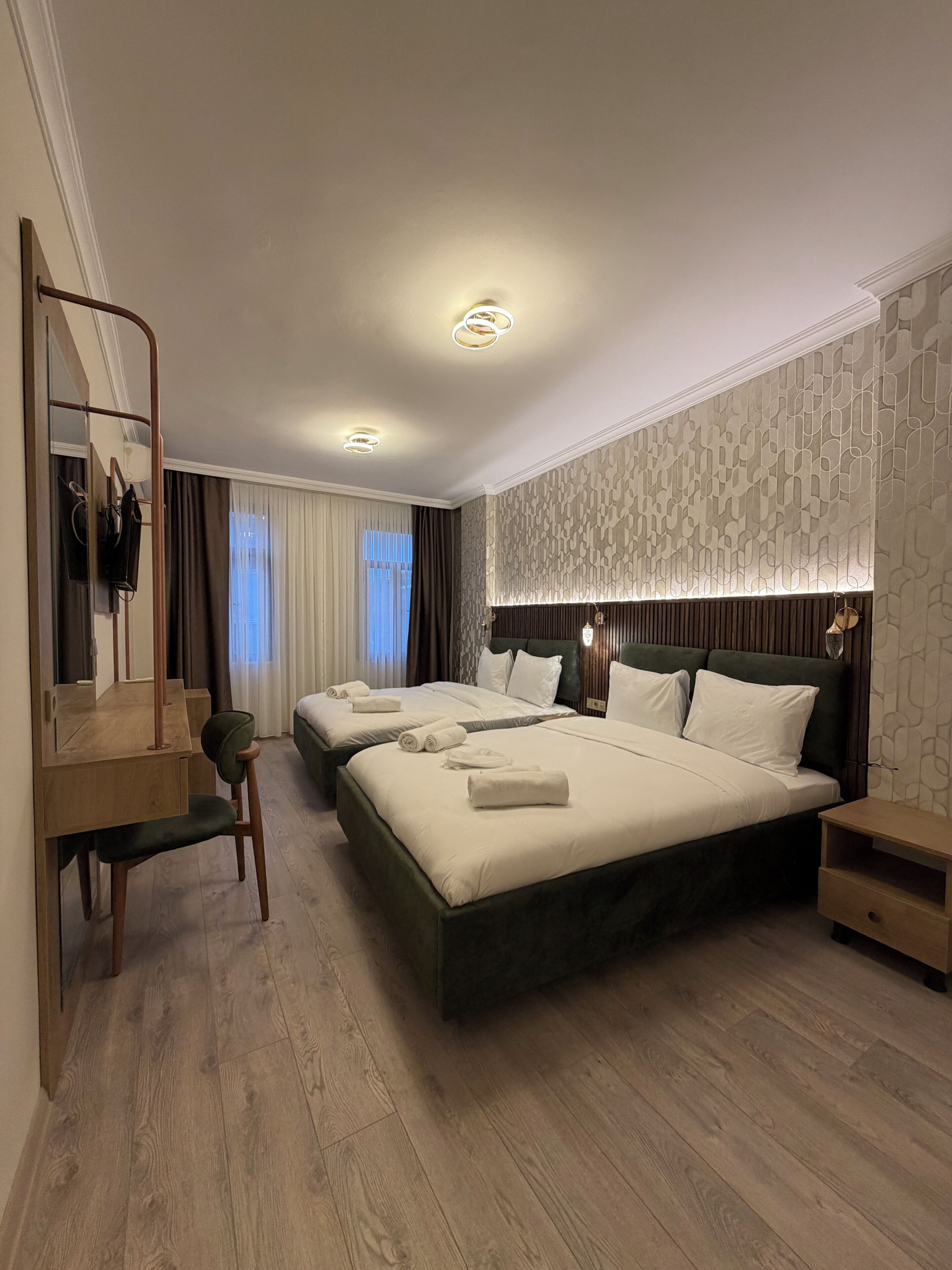 Chambre Quadruple Confort | Coin séjour | Télévision