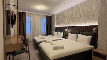 Habitación cuádruple Confort | Zona de estar | Una televisión