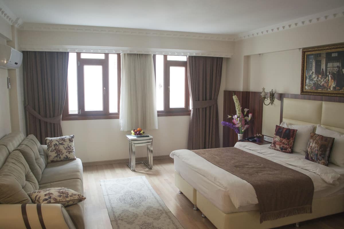 Habitación Deluxe | Ropa de cama de alta calidad y minibar