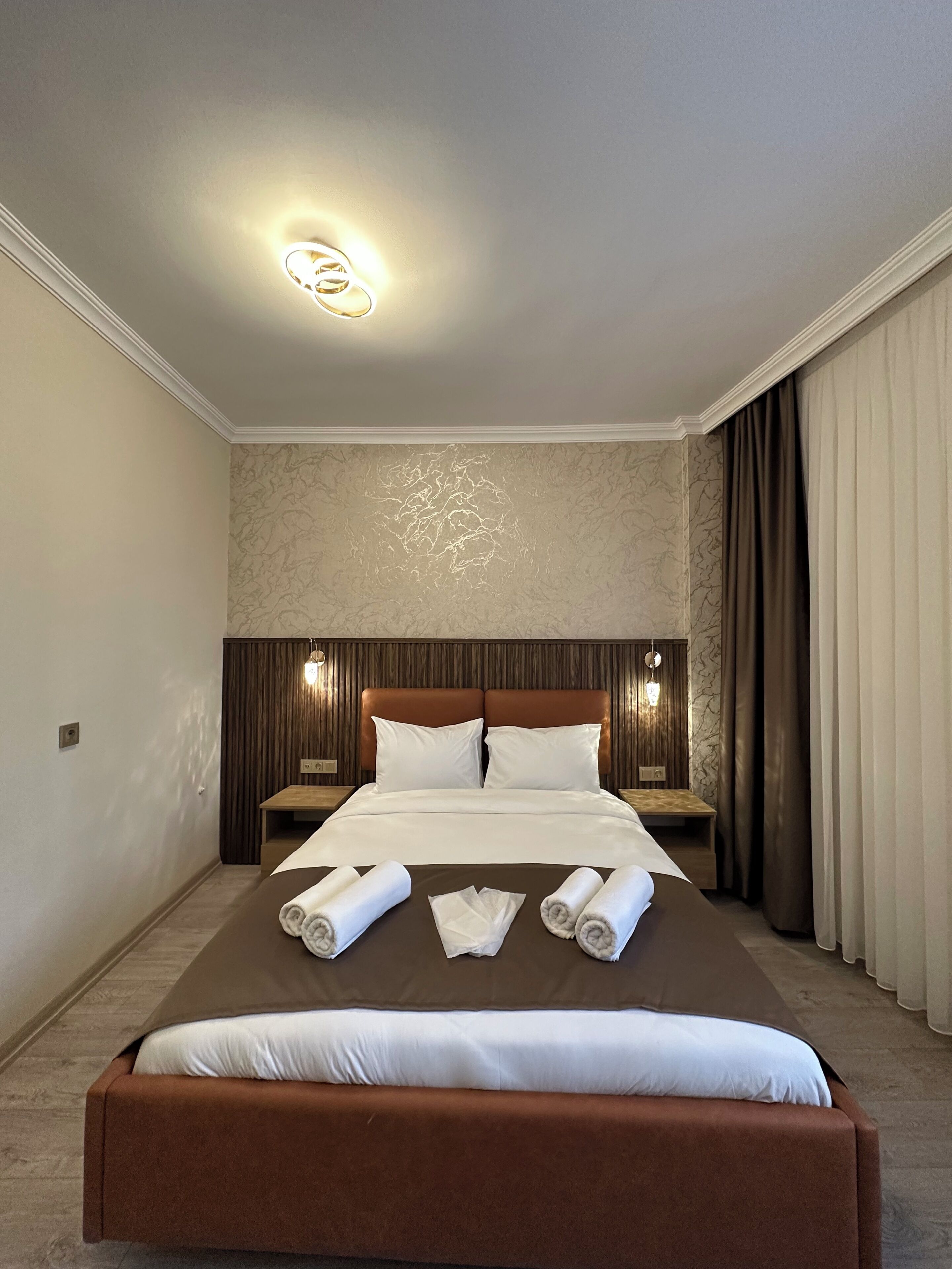 Habitación estándar doble | Ropa de cama de alta calidad, minibar, caja fuerte y escritorio