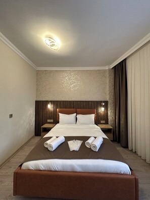 Habitació doble estàndard | Roba de llit d'alta qualitat, minibar i caixa forta a l'habitació 