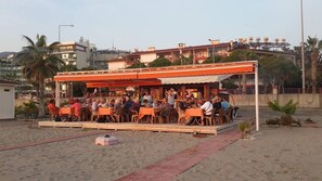 供应早餐、午餐和晚餐，国际美食