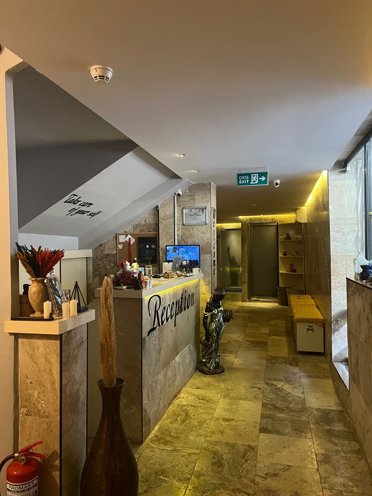 土耳其浴、2 間療程室、美甲與護足、按摩服務