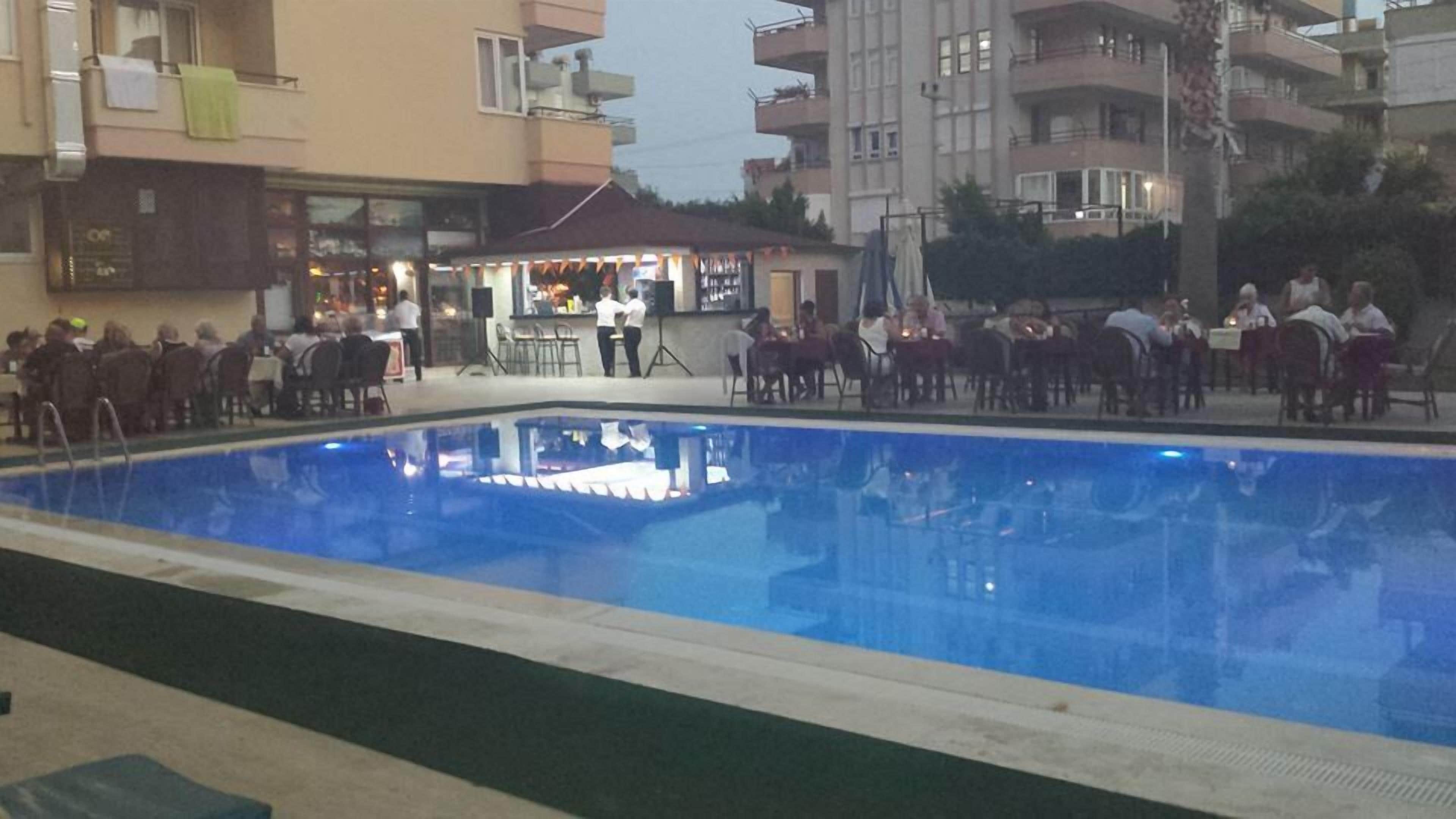Piscina all'aperto, ombrelloni da piscina, lettini