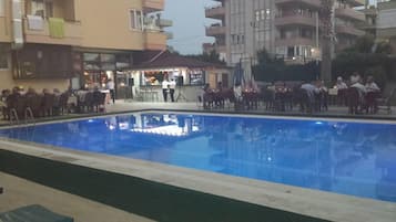 Piscina all'aperto, ombrelloni da piscina, lettini