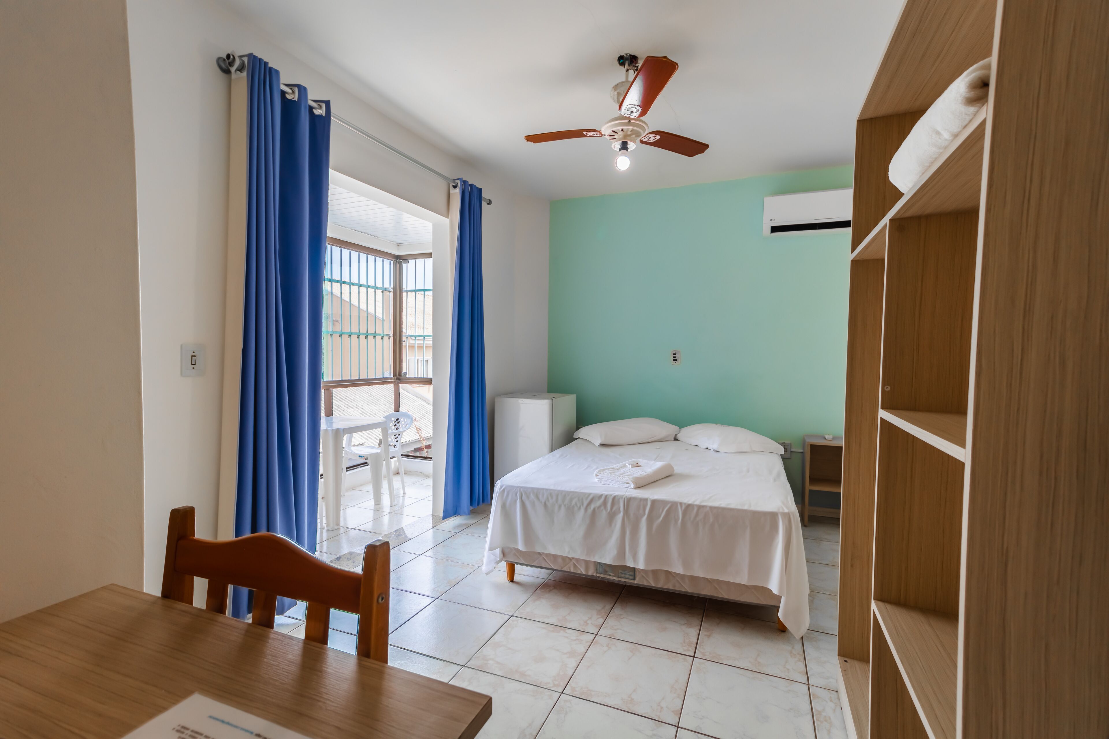 Habitación doble de lujo de uso individual, 1 cama matrimonial, vista a la playa | Minibar, escritorio, cortinas blackout y insonorización 