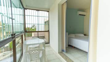 Quarto casal superluxo de uso individual, 1 cama de casal, vista para a praia | Vista da sacada