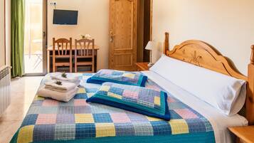 Escritorio, cortinas opacas, cunas (de pago) y camas supletorias