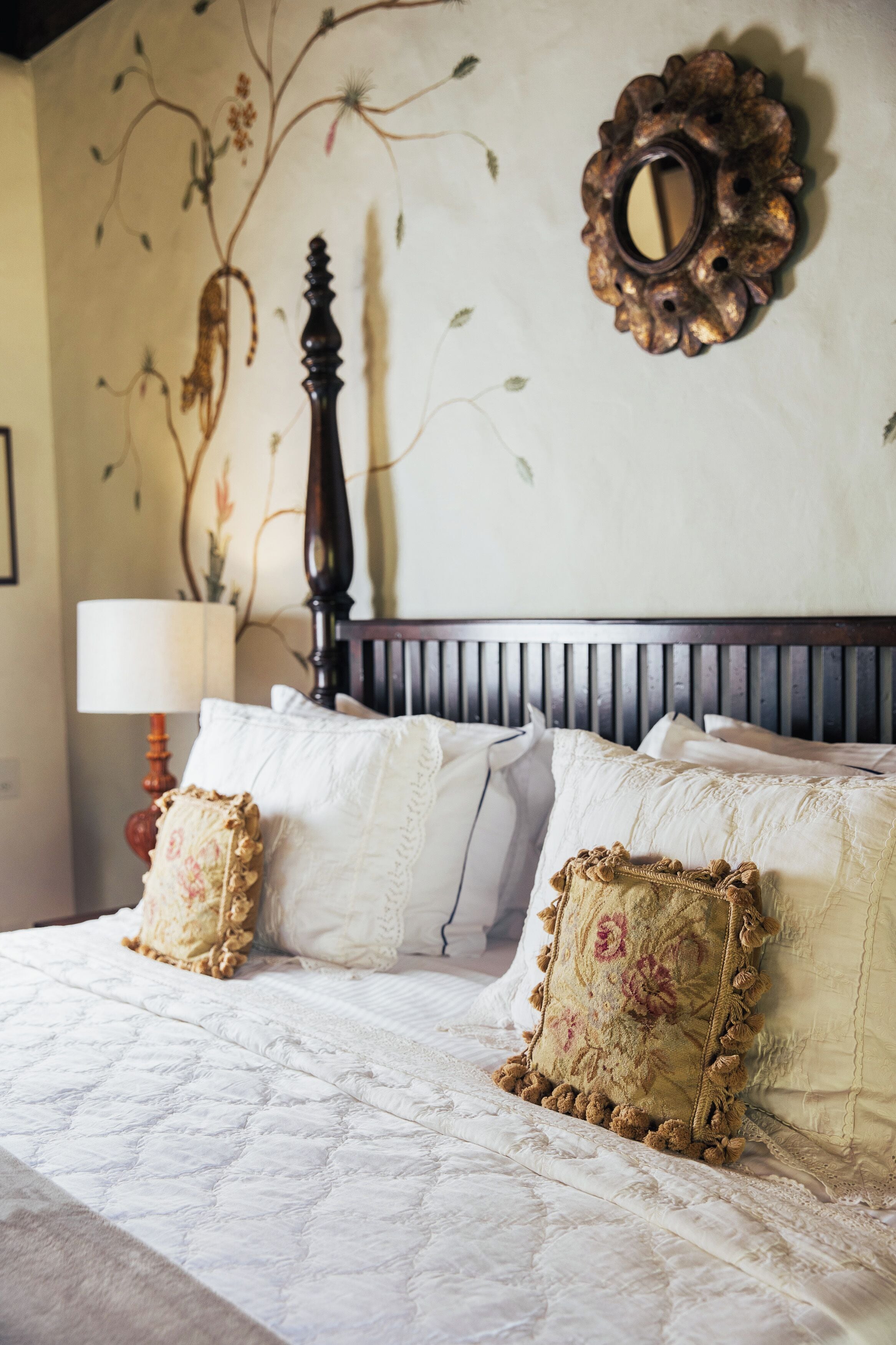 Luxury Room | Minibar, bed sheets