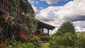 A garden pathway leading to a wooden structure with a covered porch. - Pousada Pedra Azul (Domingos Martins)