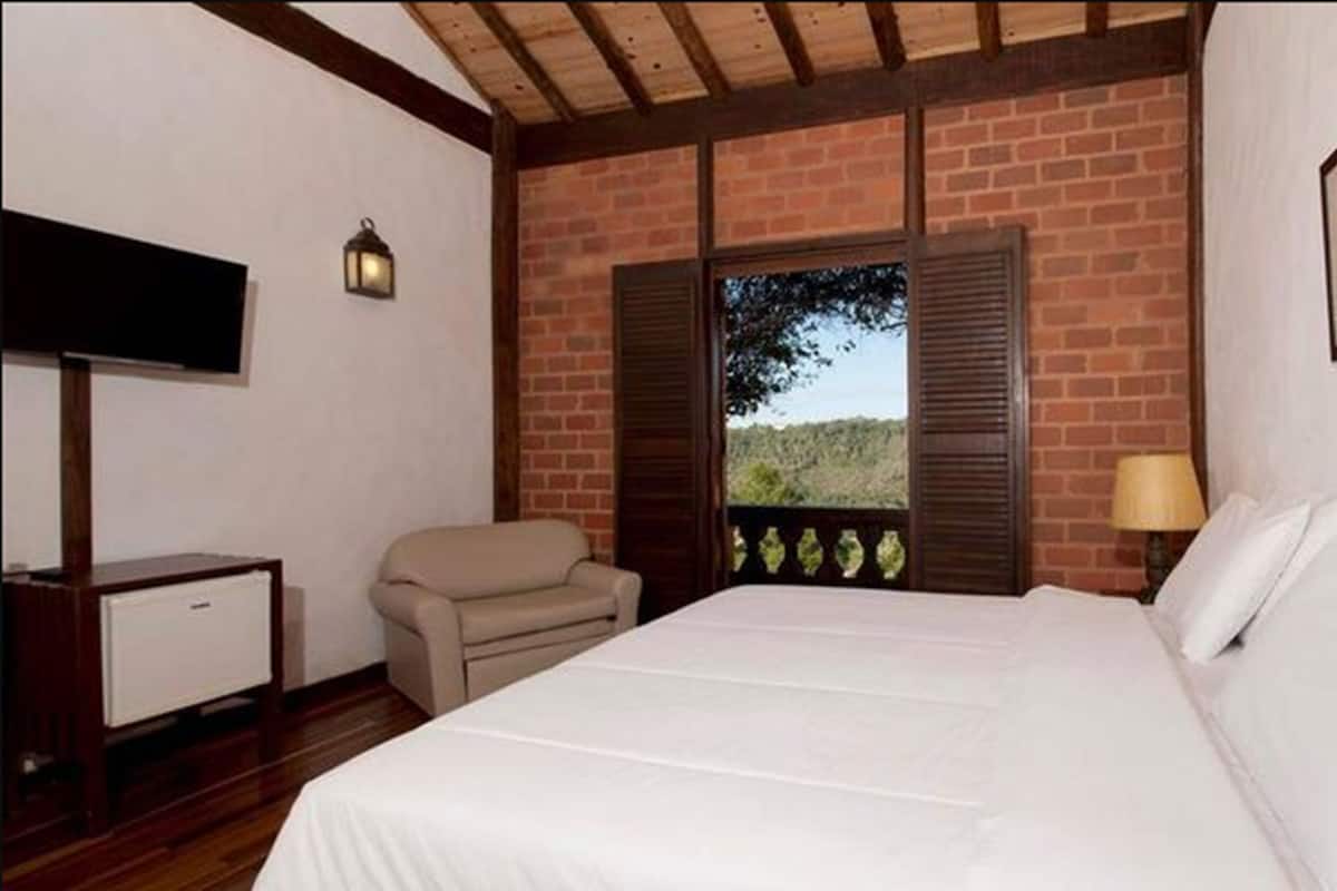 1 habitación, minibar y ropa de cama