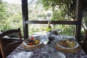 供应午餐和晚餐，巴西菜