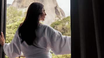 Luxury Room | Minibar, bed sheets