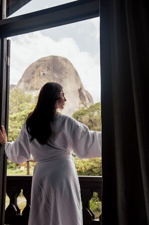 Habitación de lujo | Minibar y ropa de cama 