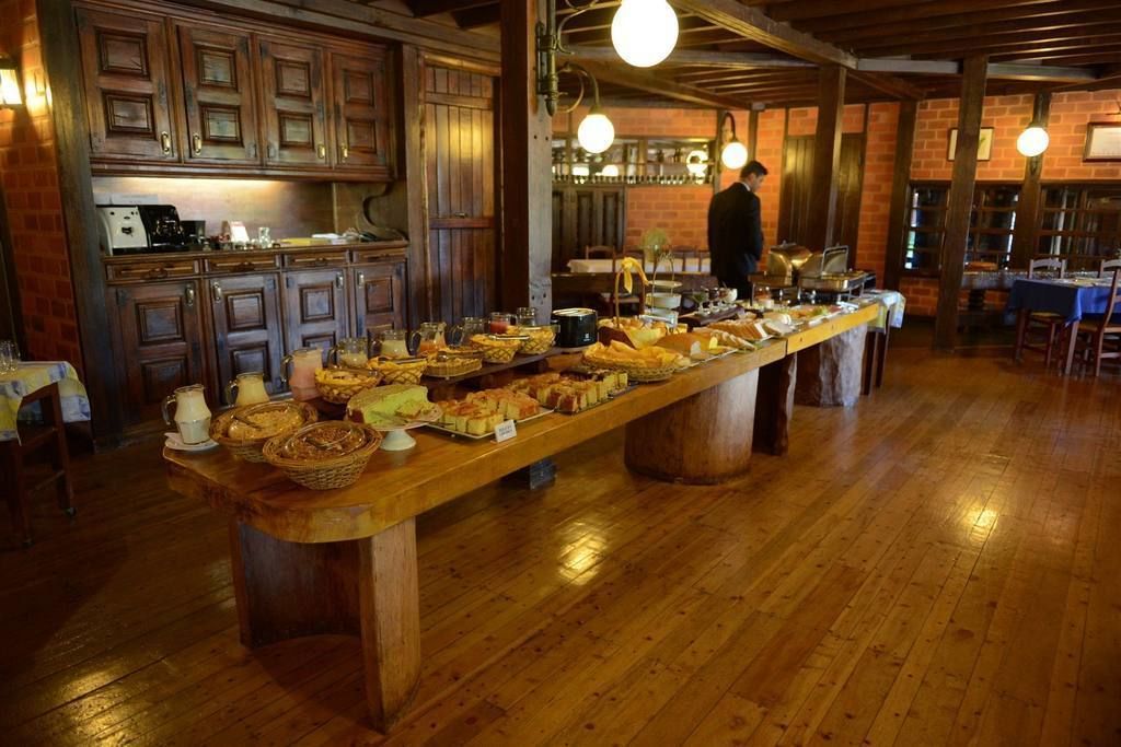 Un'esposizione a buffet con diversi piatti e una persona che serve.