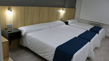 Driepersoonskamer | Luxe beddengoed, een bureau, gratis babybedden, extra bedden